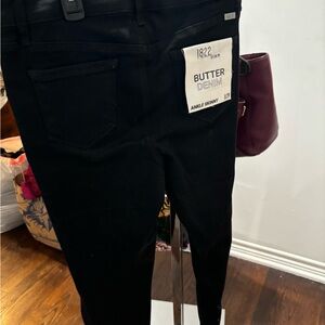 1822 Denim Women's Black Butter Ankle Jeans